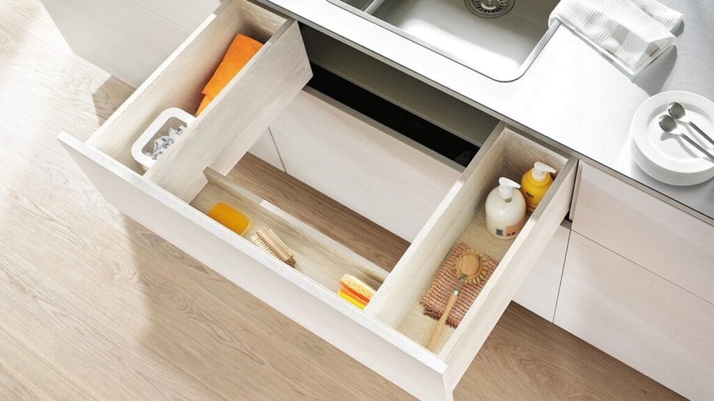 Cajón en forma de U Blum debajo del fregadero con organización funcional para cocina Hauska