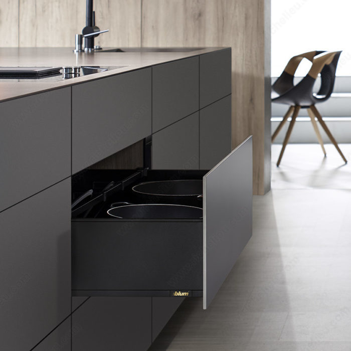 Cajón Legrabox Blum en cocina moderna con frentes delgados y diseño minimalista Hauska