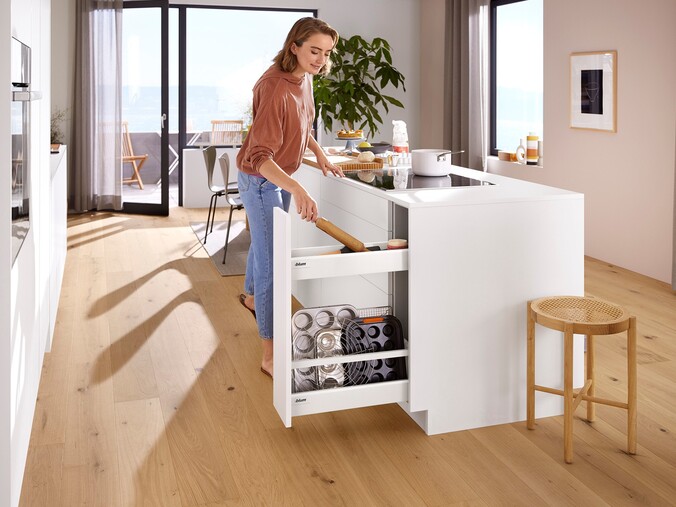 Sistema Space Twin de Blum con organización lateral en isla de cocina compacta Hauska