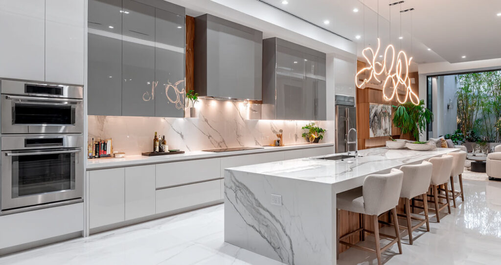 Iluminación en una cocina moderna Hauska: diseño elegante con luz cálida y materiales premium