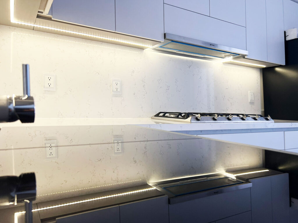 Parrilla empotrada en cocina integral blanca mate minimalista en Zapopan Jalisco