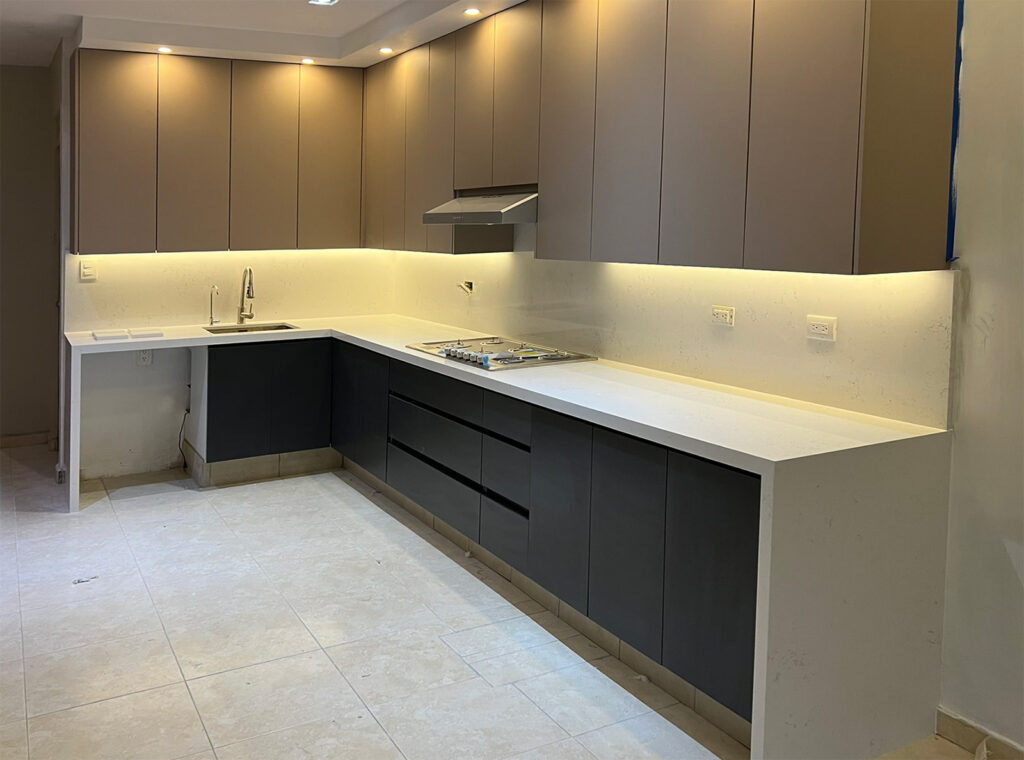 Optimización de espacios: área de servicio integrada a cocina moderna en residencial Valle Real.