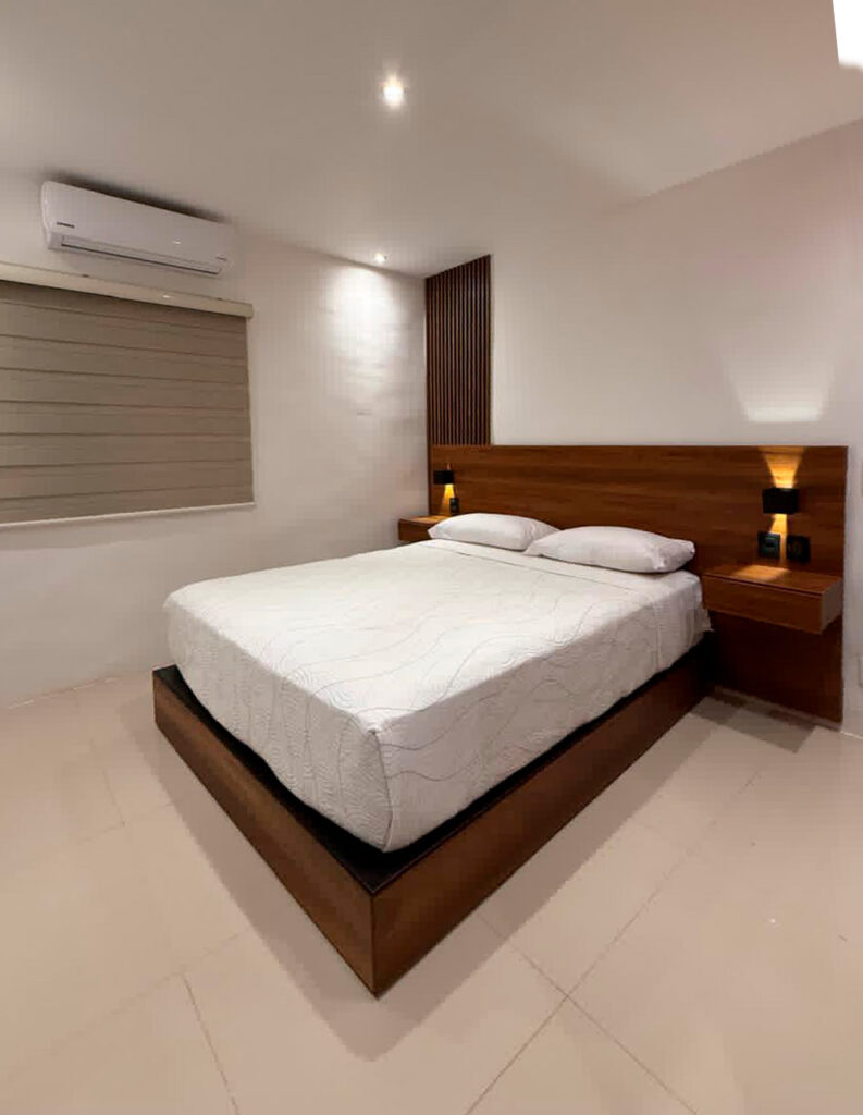 Base de cama y cabecera de madera con diseño custom para recámara principal.