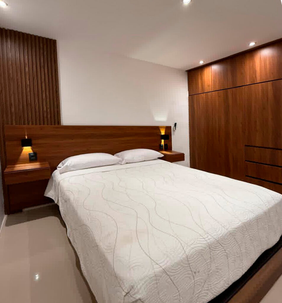 Closet diseñado a medida, cabecera de recámara en carpintería contemporánea.
