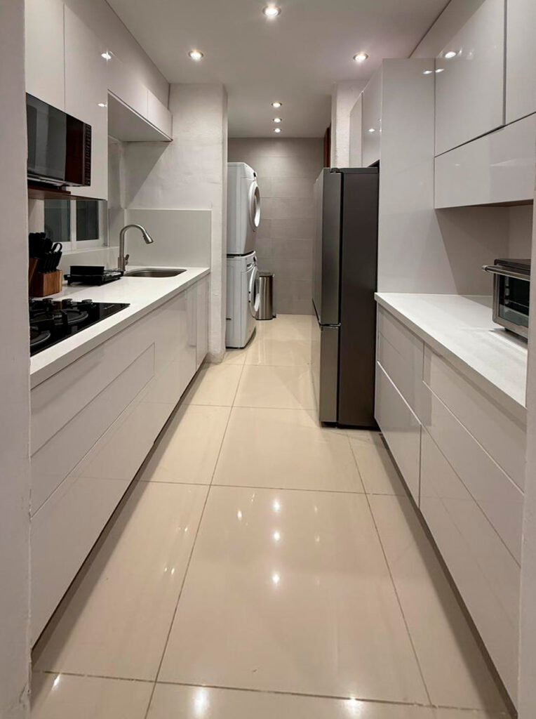Cocina integral moderna en Manzanillo con acabados en madera y herrajes Blum de alta gama.