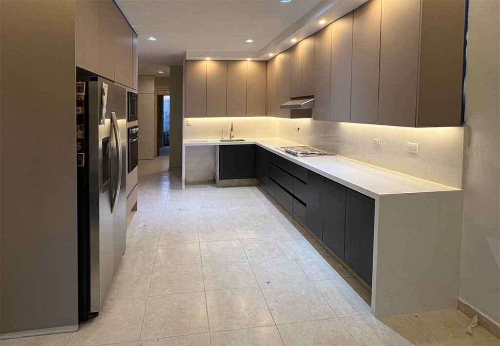 Cocina integral moderna en Valle Real Zapopan con acabados en tono taupe y herrajes de precisión.