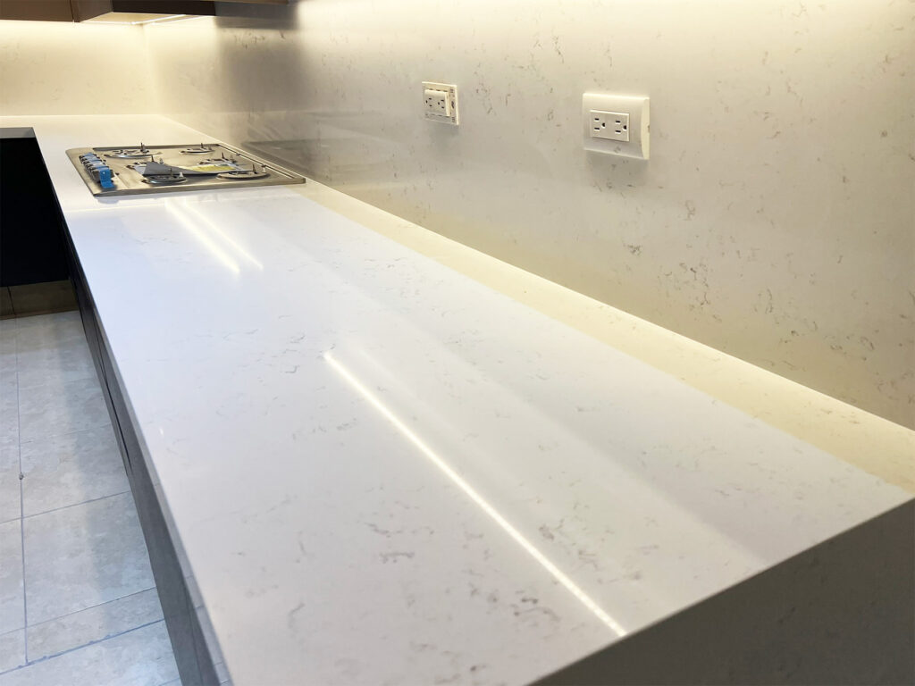 Detalle de splash y barra en cuarzo para cocina de lujo en Zapopan Jalisco.