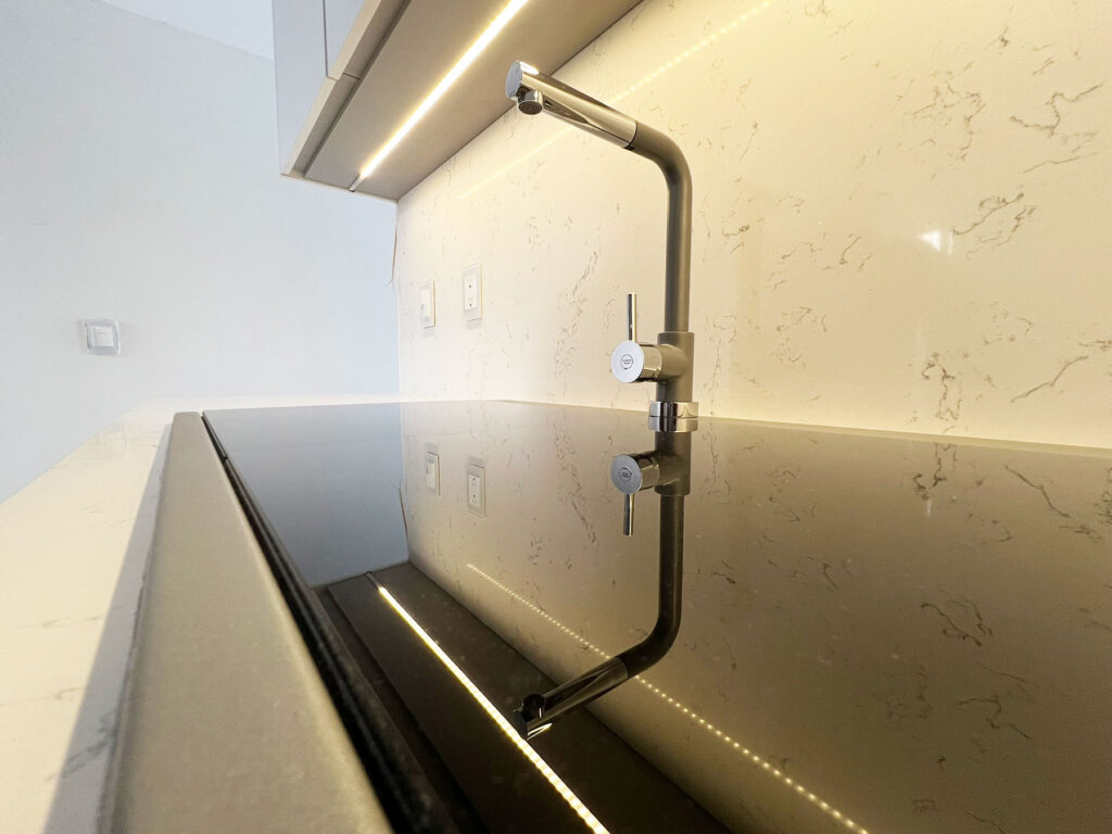 tarja plados en cocina integral blanca mate minimalista en Zapopan Jalisco.
