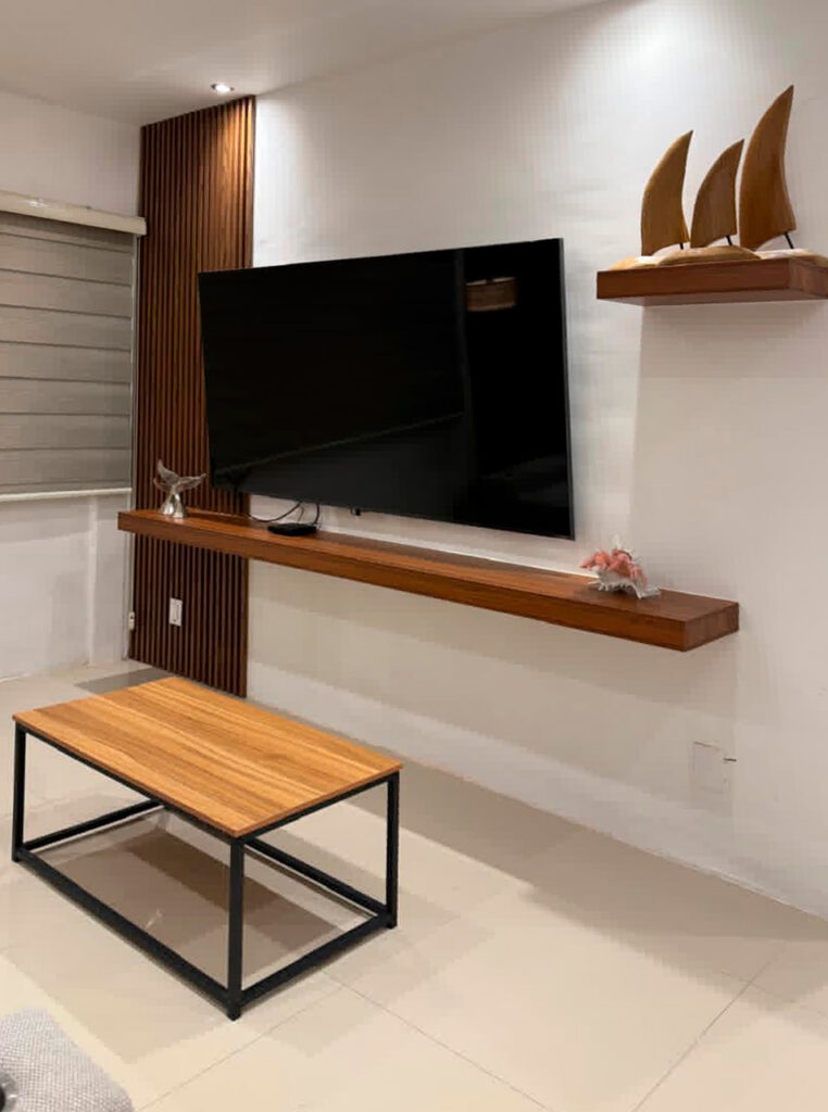 Repisa de madera minimalista para diseño de interiores y organización de espacios.