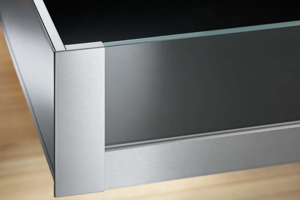 Detalle de cajón de lujo LEGRABOX de Blum con costados rectos de 12.8 mm en acabado acero para cocinas Hauska.