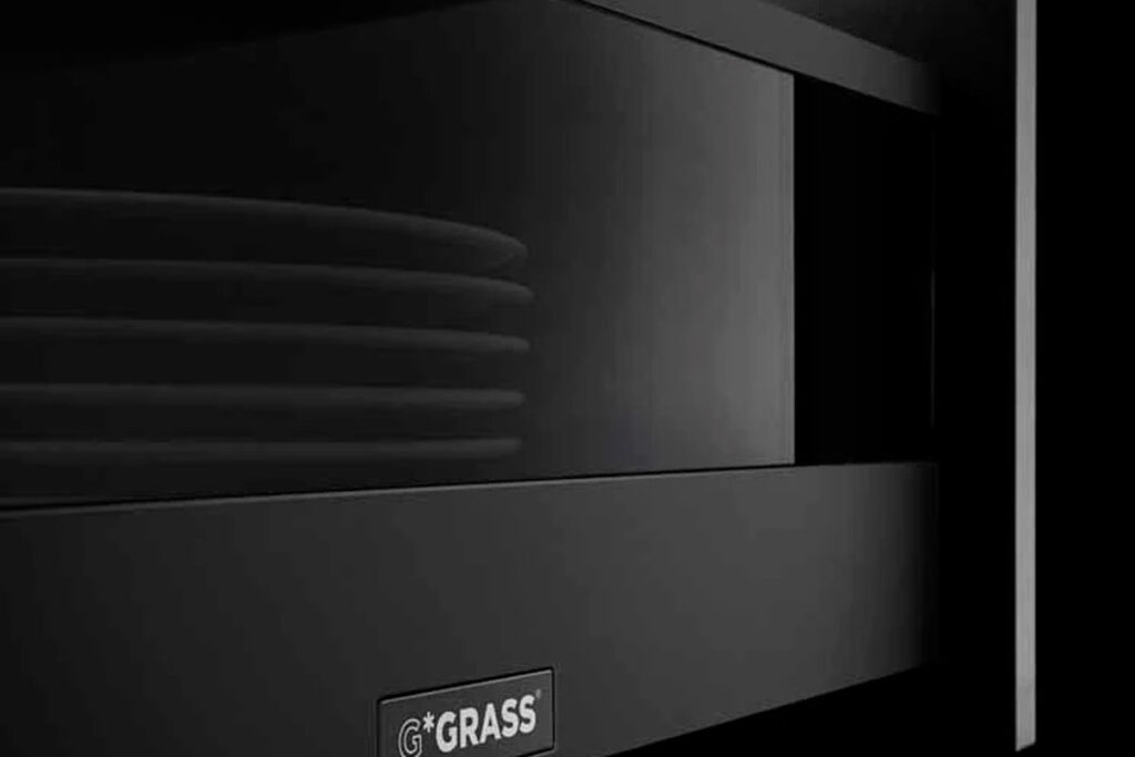 Cajón Vionaro de Grass con paredes ultradelgadas y diseño minimalista en acabado grafito para cocinas de alta gama.