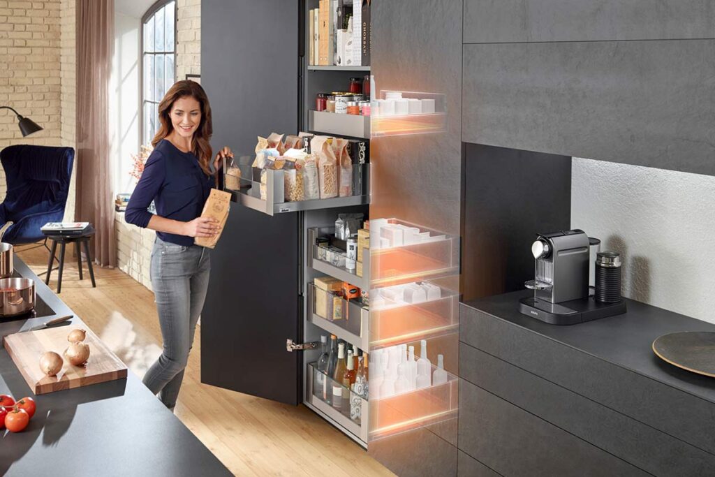 Sistema de despensa inteligente SPACE TOWER de Blum con cajones de extracción total y acceso individual en cocina Hauska.