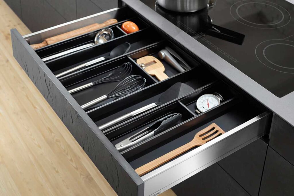 Sistema de organización interior AMBIA-LINE de Blum con marcos de acero en cajón Legrabox para un orden impecable en cocinas Hauska.